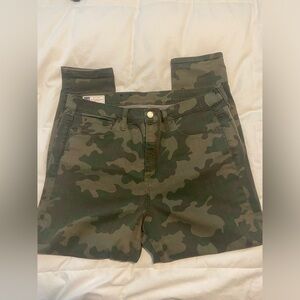 Gap high rise, true skinny ankle jeans in camouflage. Size 34/18.